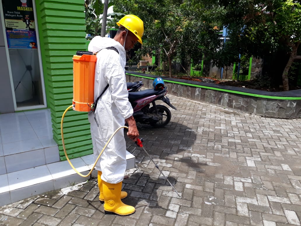 Penyemprotan Disinfektan Di Lingkungan Kecamatan Sale, Nopember 2020